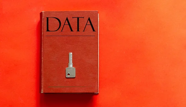 Libro Rosso Con Testo Dati Una Chiave Sfondo Rosso — Foto Stock