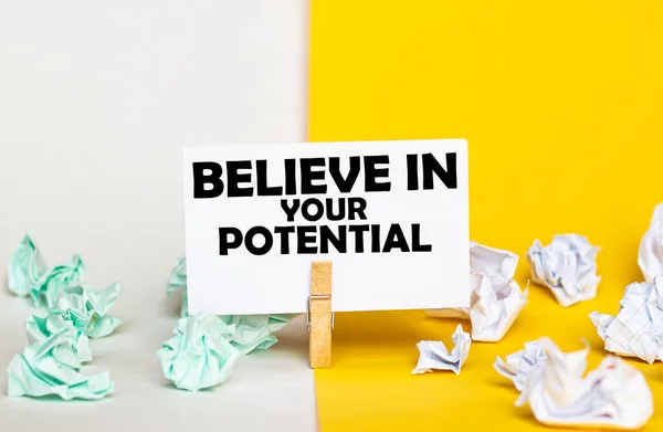 Білий Папір Текстом Believe Your Potential Прищіпці Жовтому Білому Тлі — стокове фото