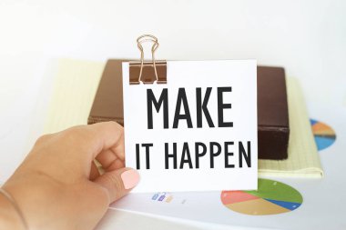 Bir kadının eli, arka planda ve not defterinde 