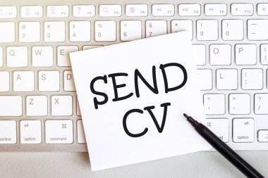 Beyaz arkaplanda siyah keçeli kalemle klavyeye Cv gönder