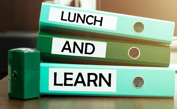 Öğlen Yemeği Öğrenme Metniyle Yeşil Ofis Klasörü — Stok fotoğraf