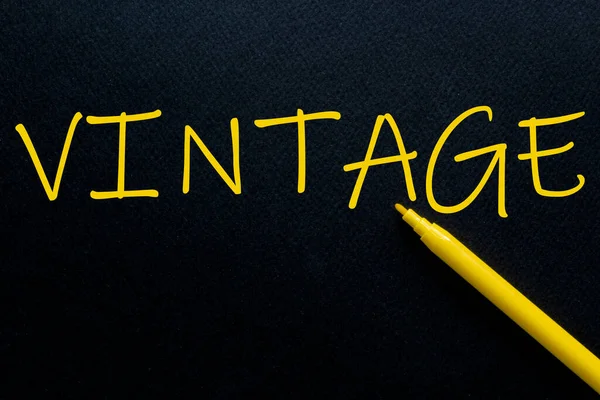 Žluté Pero Vintage Žlutým Textem Vlastní Pronájem Černém Pozadí — Stock fotografie
