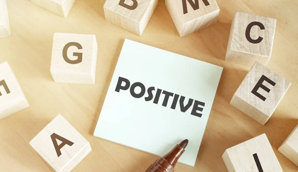 Cubos Madeira Com Letras Alfabeto Pedaço Papel Com Texto Positivo — Fotografia de Stock