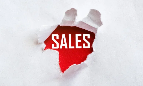 白い引き裂かれた紙とテキスト Sales Red Background — ストック写真
