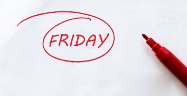 Beyaz kağıt ve kırmızı kalemle beyaz üzerine metin Cuma