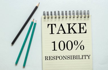 iki yeşil bir siyah kalem yazı ile% 100 Sorumluluk al beyaz arkaplandaki deftere