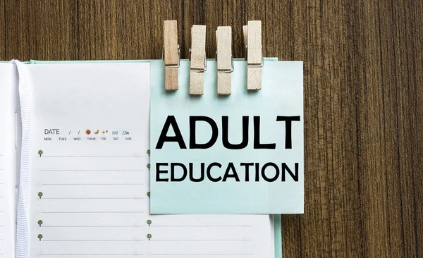 Educação Adultos Notas Papel Uma Roupa Estacas Fundo Madeira — Fotografia de Stock