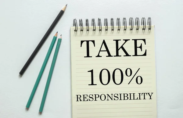 Dwa Zielone Jeden Czarny Ołówek Tekstem Weź 100 Procent Odpowiedzialności — Zdjęcie stockowe