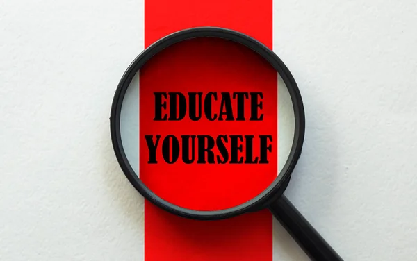 Metin Ile Büyüteç Beyaz Kırmızı Arka Planda Kendinizi Eğitin — Stok fotoğraf