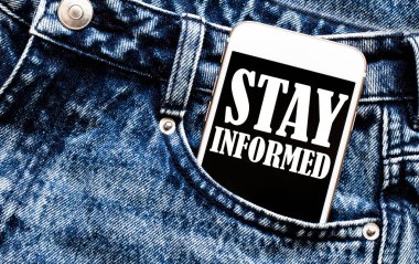 Metni olan beyaz telefon. Bilgili kalın. Kot pantolon cebinde yatıyor.