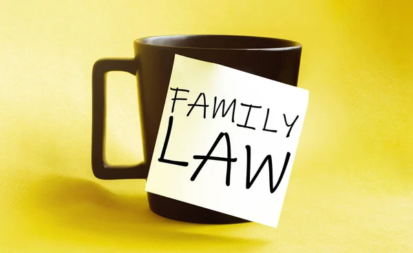 Siyah Fincanda Aile Hukuku Yazılı Beyaz Kağıt — Stok fotoğraf
