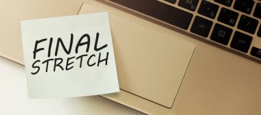 Son Stretch. Beyaz arkaplanda izole edilmiş boş bir kağıt.