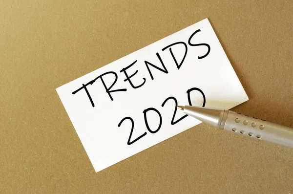 Penna Carta Bianca Con Testo Tendenze 2020 Sullo Sfondo Marrone — Foto Stock