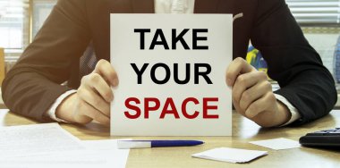 Yazılı bir kağıt al. Ofis geçmişi olan gömleğe boşluğunu al.