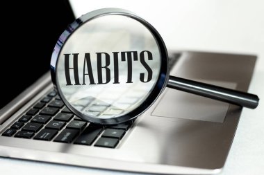 Büyüteçli dizüstü bilgisayar, arama konsepti. Alışkanlıklar