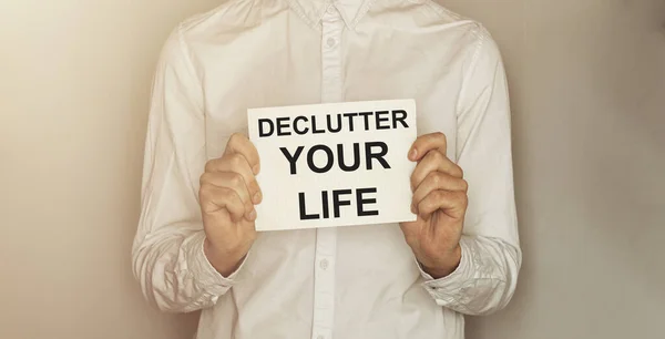 Homme Prendre Papier Avec Texte Declutter Votre Vie Sur Chemise — Photo