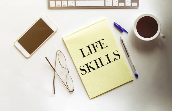 Life Skills Tekst Het Gele Papier Met Telefoon Koffie Pen — Stockfoto