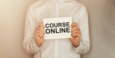 Ofis geçmişi olan tişörtte metin kursunun olduğu bir kağıt al.