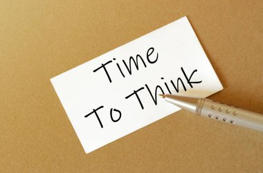 Kalem, beyaz kağıt üzerinde düşünmek için metin zamanı