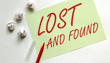 Yazılı sarı kağıt kayıp ve kırmızı işaretli beyaz üzerinde bulundu