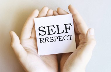 Beyaz bir arkaplan üzerinde kendine saygı yazan beyaz kağıt.