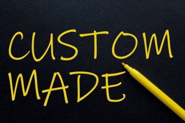 Siyah arkaplanda sarı metin sahibi özel yapım sarı kalem