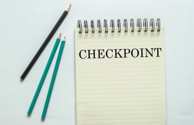 İki yeşil bir siyah kalem ve beyaz arkaplanda kontrol noktası var.