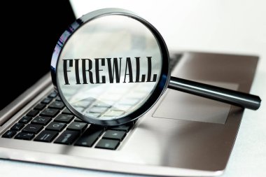Büyüteçli dizüstü bilgisayar, arama konsepti. Güvenlik duvarı