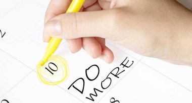 El, takvimdeki bir tarihi daha çok sarı keçeli kalemle sarar.