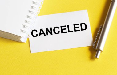 Kırtasiyeli sarı arkaplanda iptal edilmiş metinli beyaz kağıt