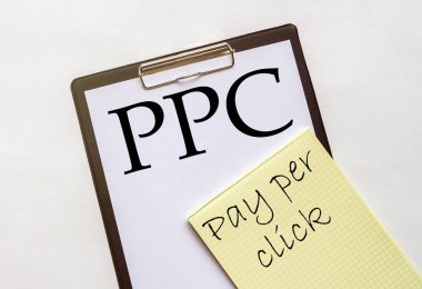 beyaz ve sarı kağıt ile metin PPC Tıklama başına ödeme kırtasiye ile beyaz arkaplan