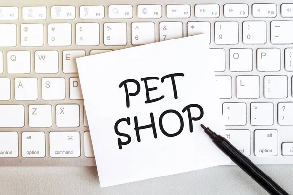 Κομμάτι Χαρτί Κείμενο Pet Shop Στο Πληκτρολόγιο Λευκό Φόντο Μαύρο — Φωτογραφία Αρχείου