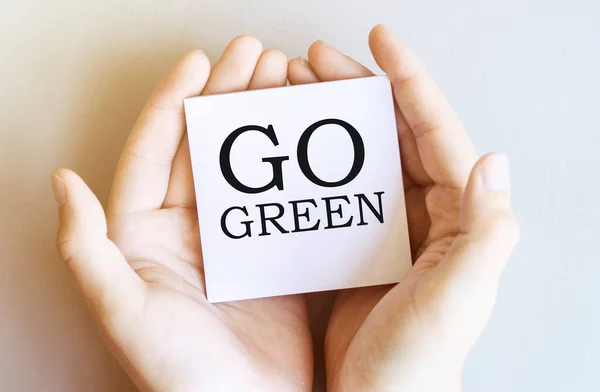 Livro Branco Com Texto Green Mãos Masculinas Sobre Fundo Branco — Fotografia de Stock