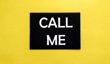 Siyah panele bir metin yaz. Beni sarıda ara.