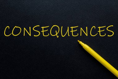 Siyah arkaplanda sarı metin sahibi kirada Sarı Kalem