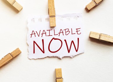 Kullanılabilir metin içeren beyaz kağıt Şimdi beyaz arkaplanda mandallar ile