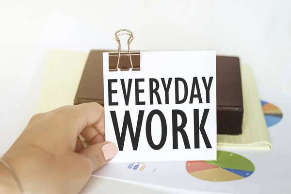 Vrouw Hand Houdt Een Stuk Papier Met Tekst Everyday Werk — Stockfoto