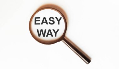 Büyütecin altındaki çarşafın üzerinde kolay yol.