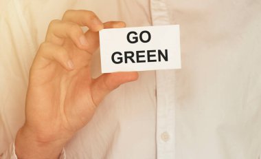 Bir kağıt al ve tişörte yeşil bir şeyler yaz.