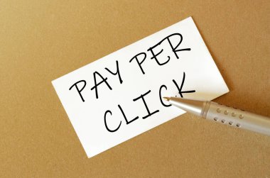 kalem, beyaz kağıt ile metin PPC Tıklama başına ödeme kahverengi arkaplan