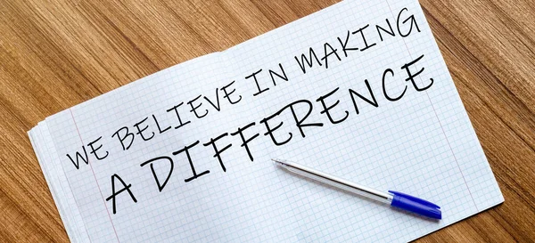 Пустой Блокнот Ручка Изолирован Белом Whith Text Believe Making Difference — стоковое фото