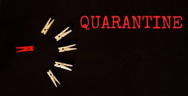 Siyah arkaplanda kırmızı ve kahverengi metin karantina