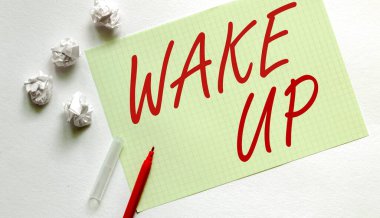 Yazılı sarı kağıt. Kırmızı kalemle beyaz üzerinde uyan.