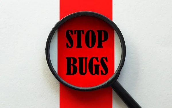 Lupa Tekstem Stop Bugs Białym Czerwonym Tle — Zdjęcie stockowe