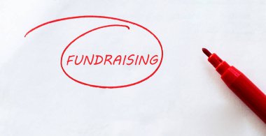 Yazılı beyaz kağıt kırmızı işaretli beyaz üzerine bağış toplama