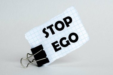 Beyaz arkaplanda yazı olan beyaz kağıt Ego 'yu Durdur