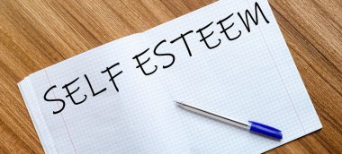 Boş defter ve kalem. Beyazda izole edilmiş. whith metin Kendine Saygı