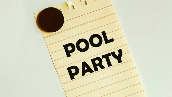 Carta Gialla Con Testo Pool Party Sul Frigo Bianco — Foto Stock