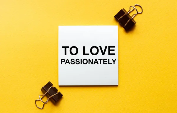 Weißes Papier Mit Text Love Passionately Auf Gelbem Hintergrund Mit — Stockfoto