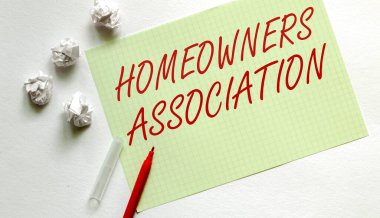 Kırmızı kalemli beyaz üzerine ev sahipleri derneği yazılı sarı kağıt